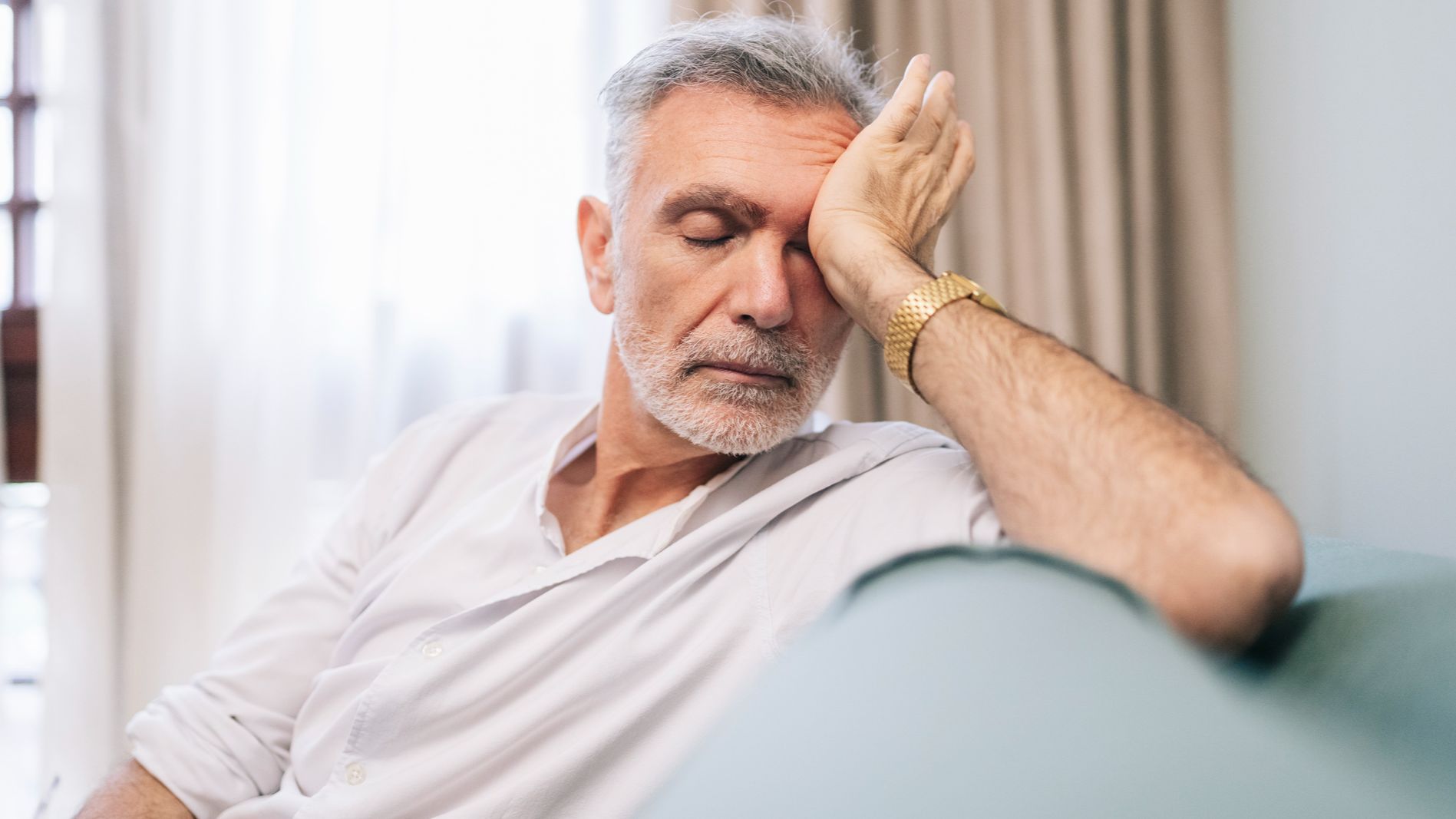 Cómo el trabajo te está robando horas de sueño que no recuperas