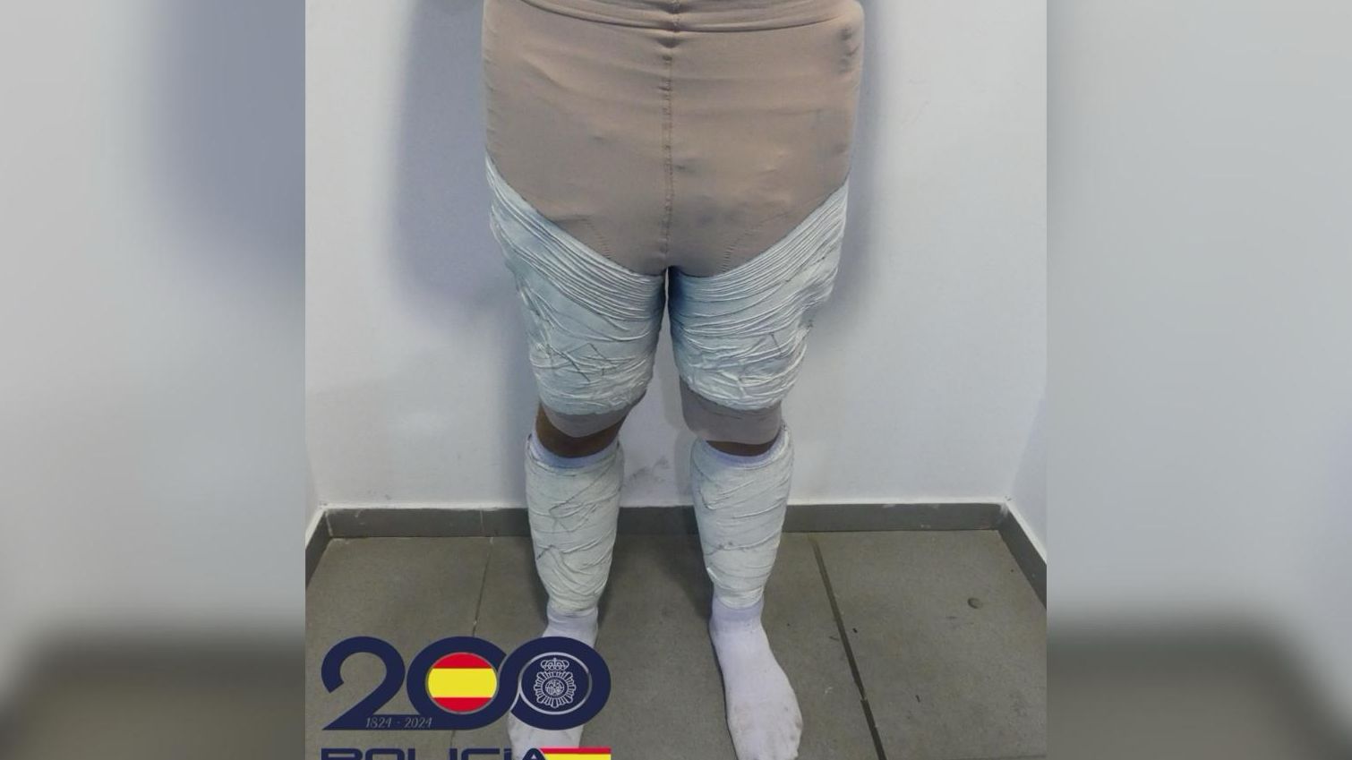 Detenido un pasajero con ocho planchas de cocaína adosadas a las piernas en el aeropuerto de Barcelona