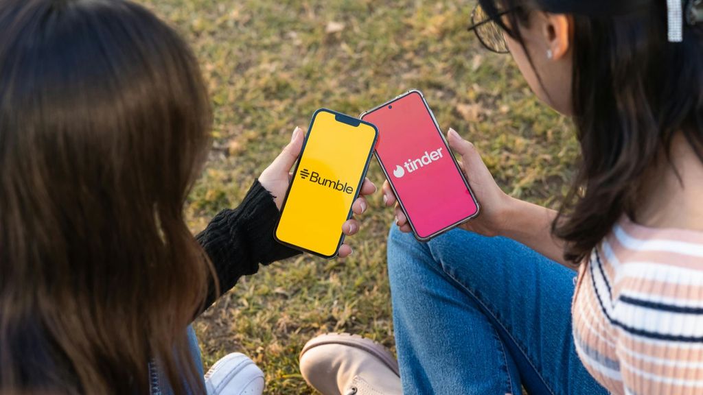 Dos chicas utilizando aplicaciones de citas
