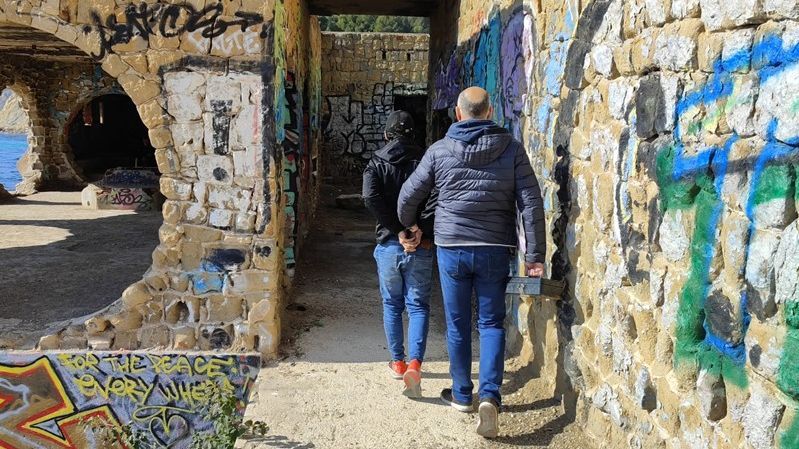 El detenido en Calpe custodiado por un Guardia Civil