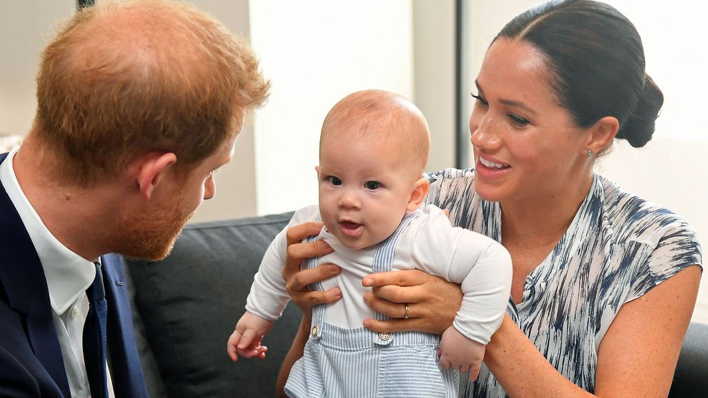 El prícipe Harry y Meghan Markle junto a su hijo Archie