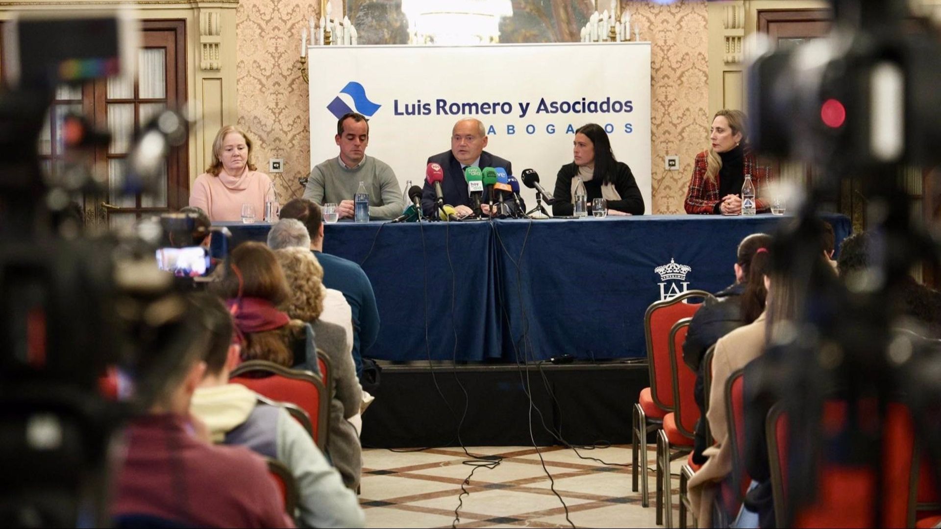 Imagen de la rueda de prensa de la familia del empresario Juan Antonio Hans Checa y el letrado Luis Romero