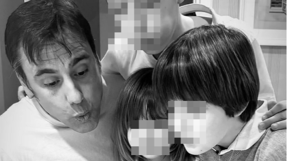 Ion Aramendi celebra su cumpleaños junto a su mujer y sus tres hijos