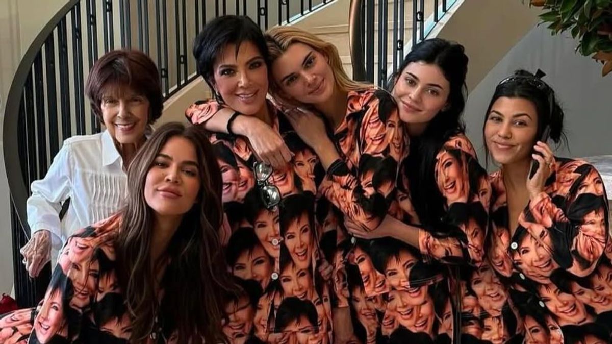 Kris Jenner junto a su madre y sus hijas en la mansión