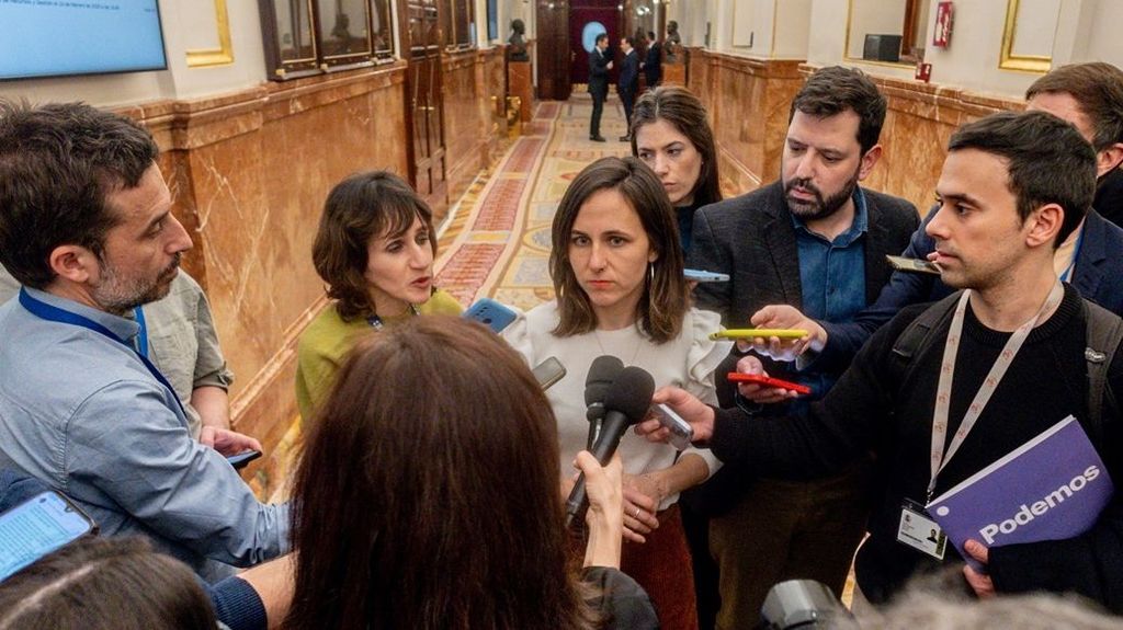 La secretaria general de Podemos, Ione Belarra, atiende a los medios de comunicación.
