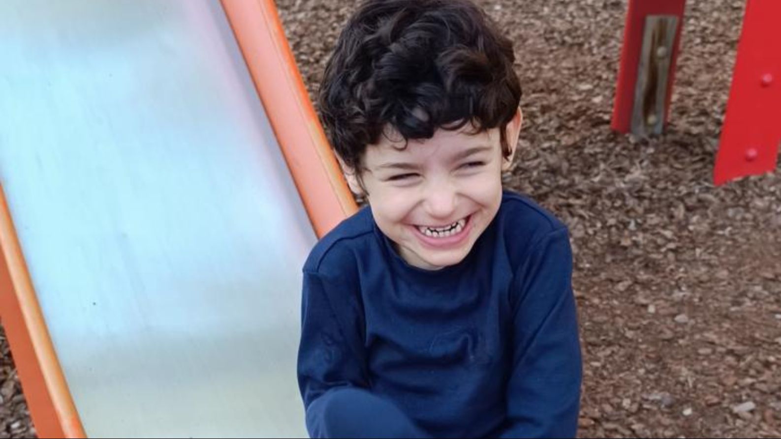 Lia, sonriendo en un parque