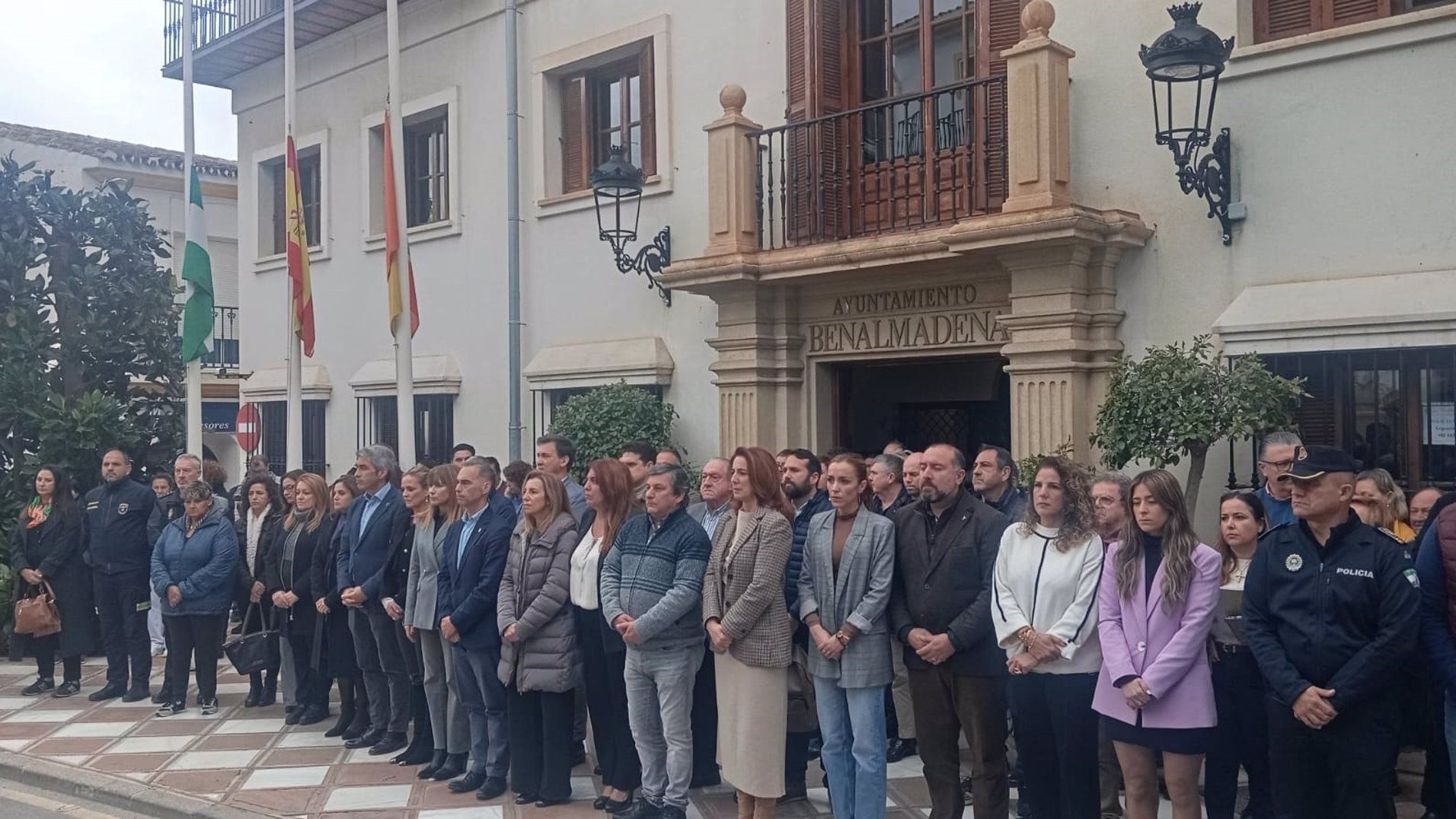 Minuto de silencio a las puertas del Ayuntamiento de Benalmádena por la muerte de Lina, primera víctima de la violencia machista en Andalucía en 2025