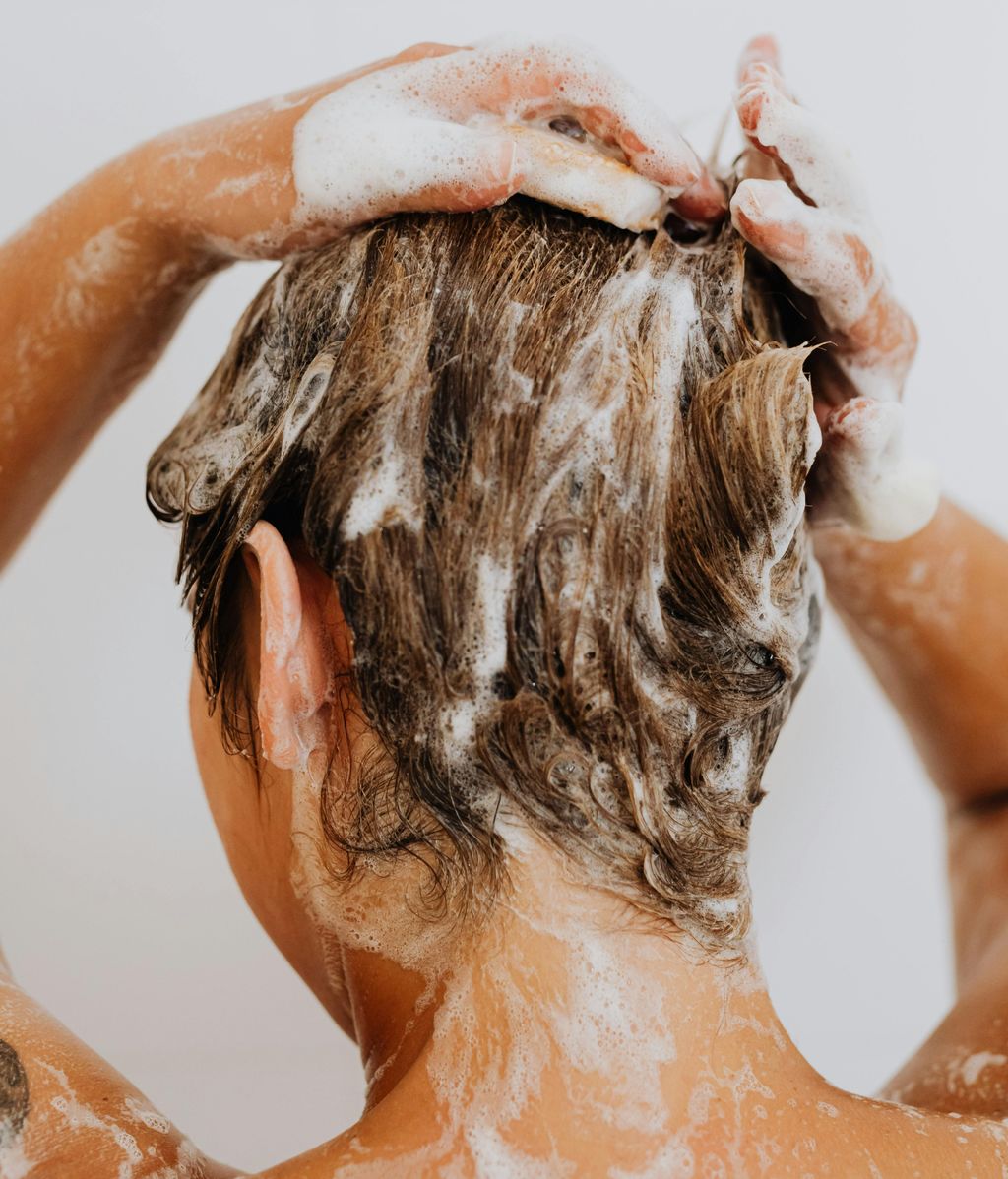 Mujer lavándose el pelo