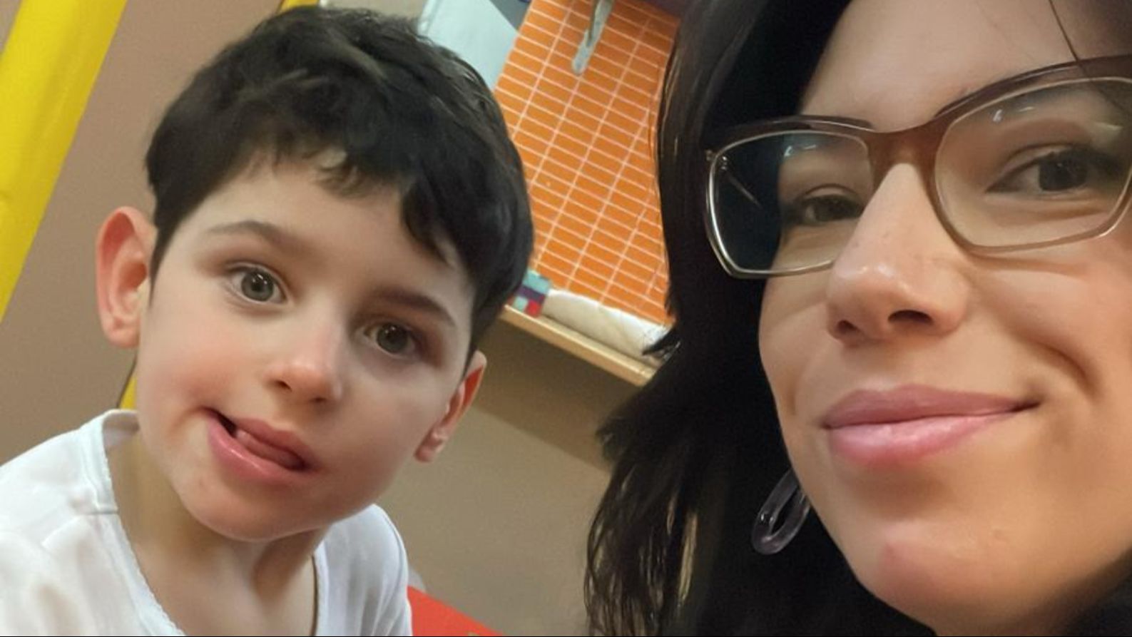 Nora Branni y su hija con síndrome de Angelman, Lía