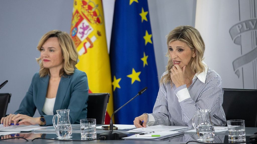 Pilar Alegría y Yolanda Díaz durante la rueda de prensa posterior al Consejo de Ministros