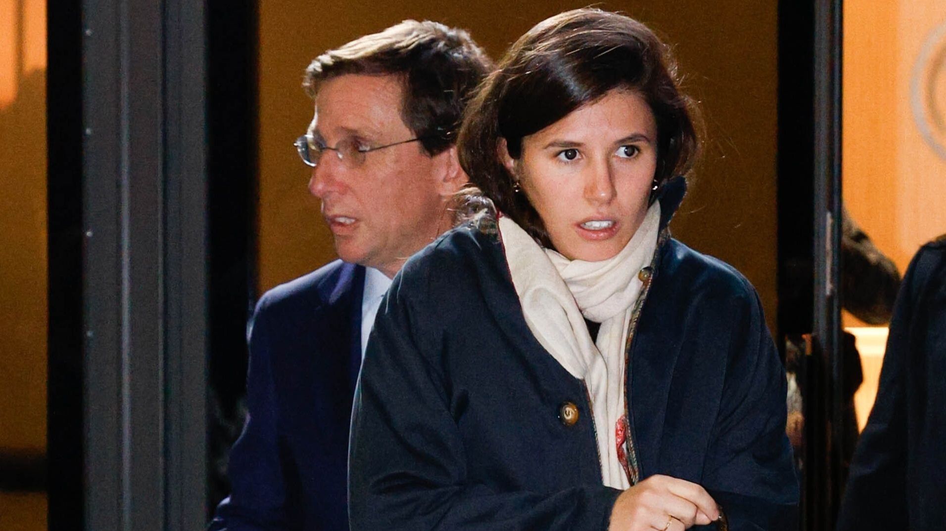 Teresa Urquijo y José Luis Martínez-Almeida saliendo del Estadio Santiago Bernabéu tras el partido del Real Madrid contra el Atlético de Madrid el pasado 8 de febrero.