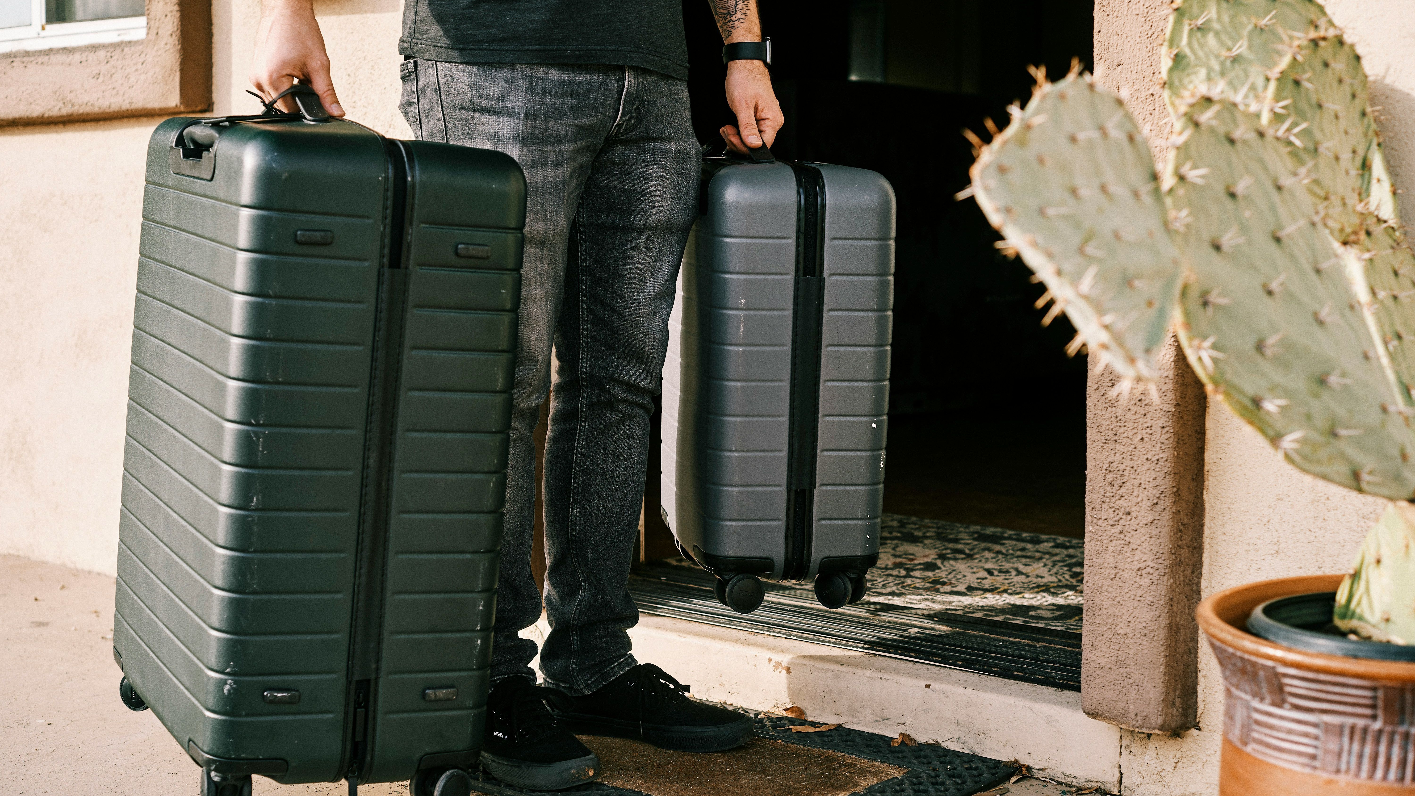 Un turista con una maleta en una imagen de archivo