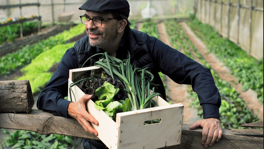 Jesús Sánchez en su huerta de 'El Cenador de Amós'