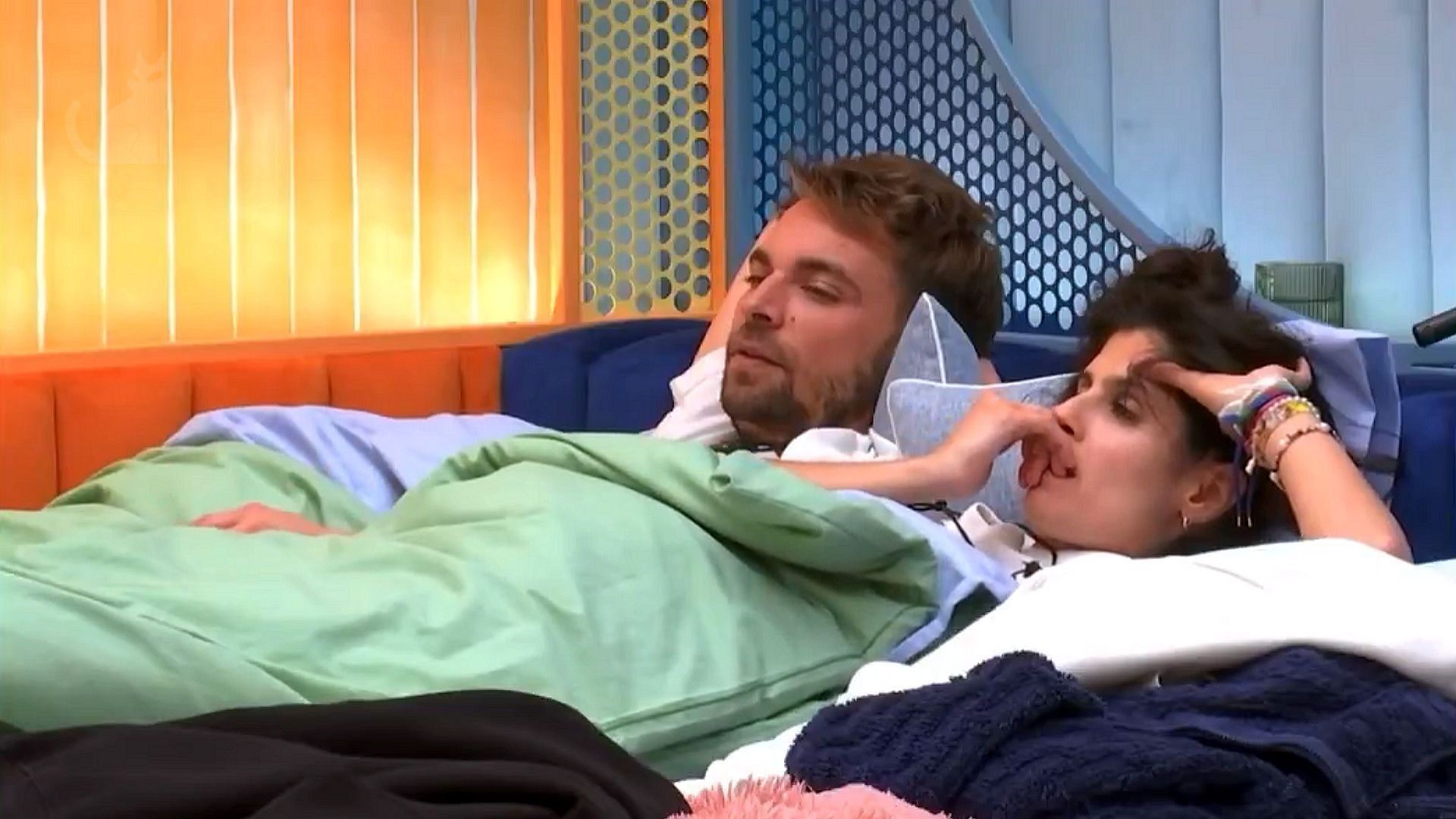 José María Almoguera habla con Marieta y María Sánchez