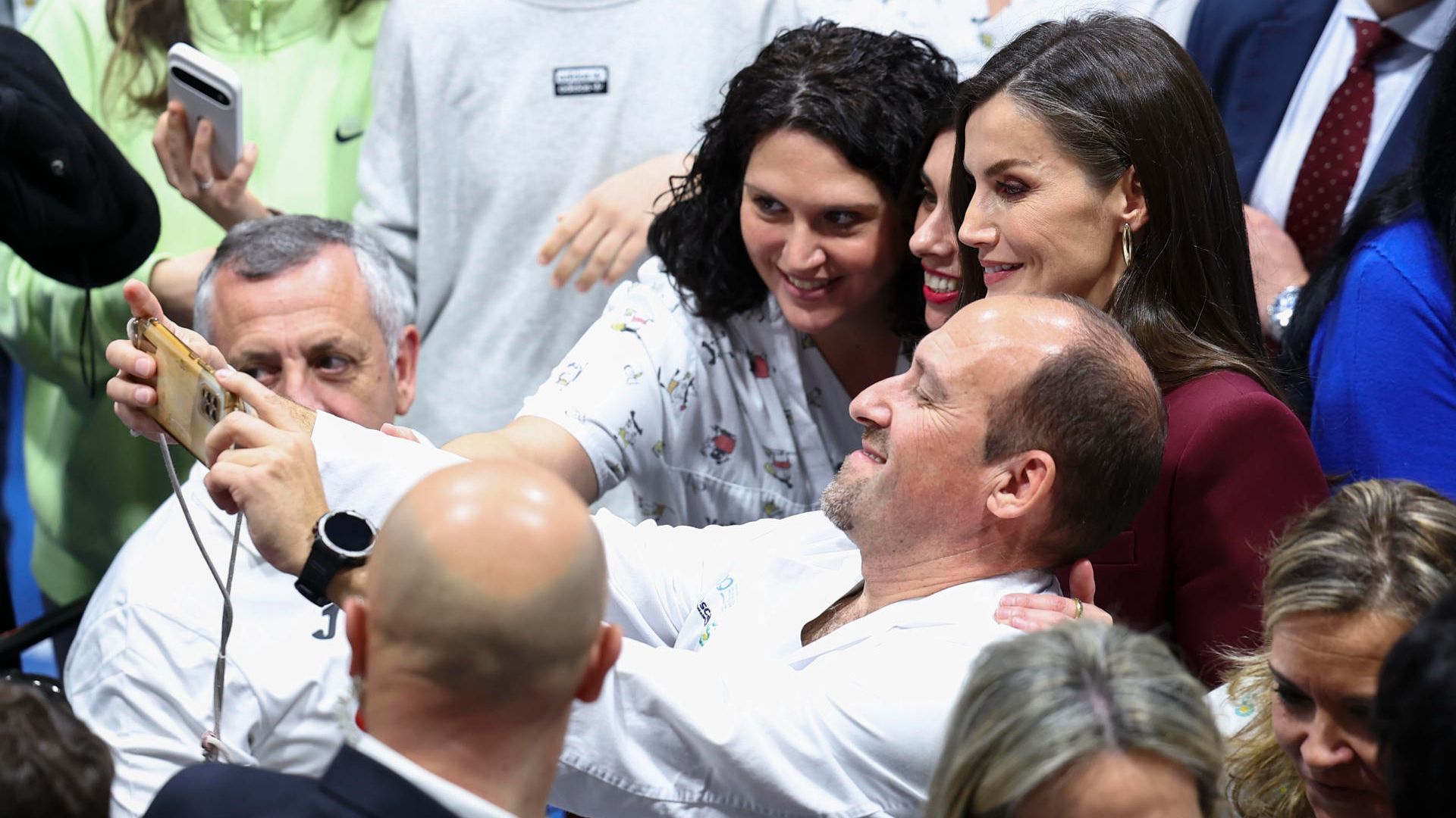 La reina Letizia posando para un selfie en el Hospital de Parapléjicos de Toledo.