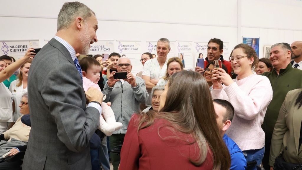 Los reyes Felipe y Letizia en el Hospital de Parapléjicos de Toledo, con el bebé.