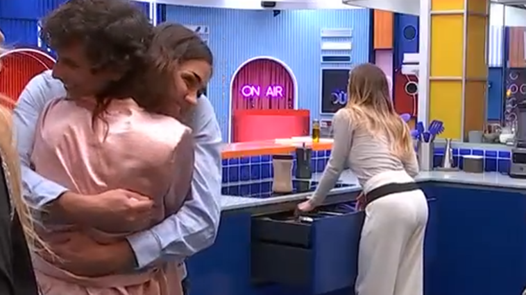 Maica y Óscar se dan un abrazo gigante