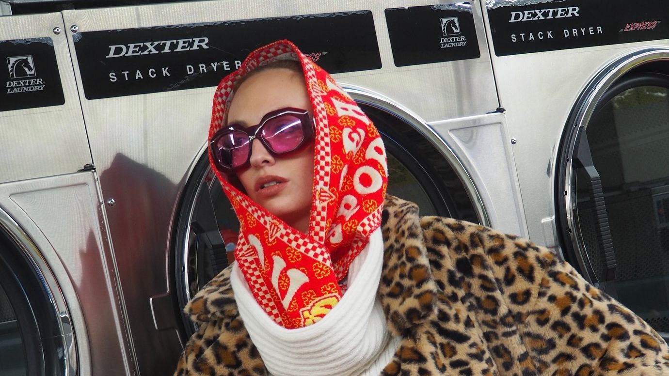 Marta Camin sorprende con un innovador balaclava en la Semana de la Moda de Nueva York: era una bufanda del Sporting de Gijón