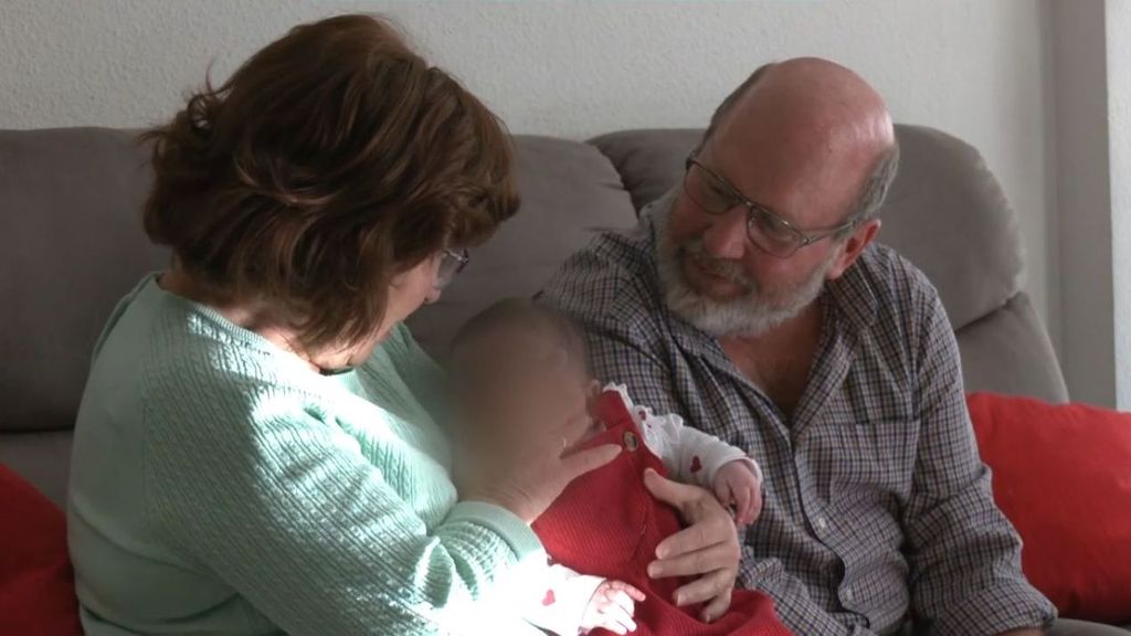 Ángeles y Jesús, una pareja que lleva años acogiendo a niños en desamparo: "Recibimos más que el daño que nos va a hacer cuando se vayan"