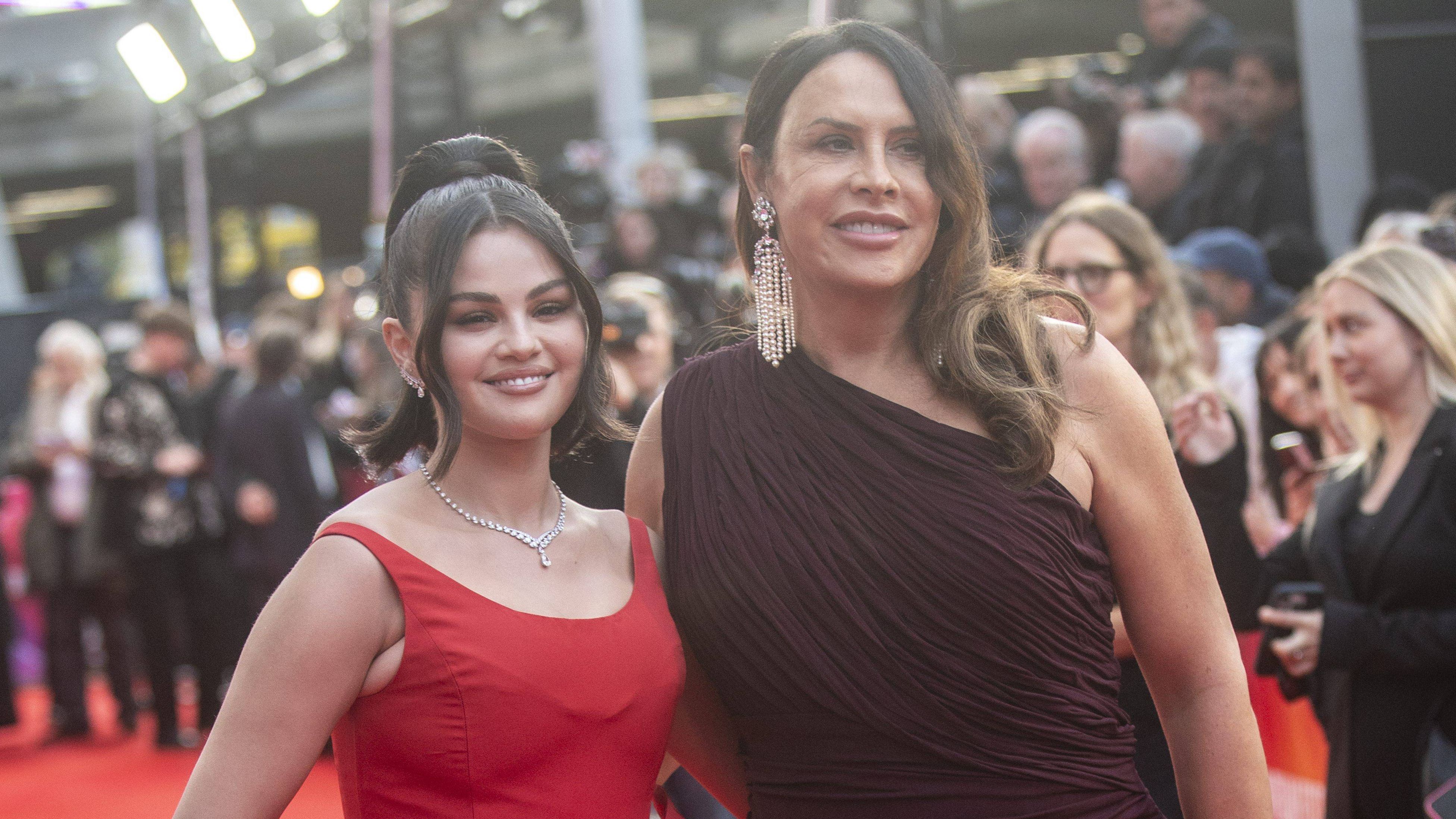 Selena Gomez y Karla Sofía Gascón.