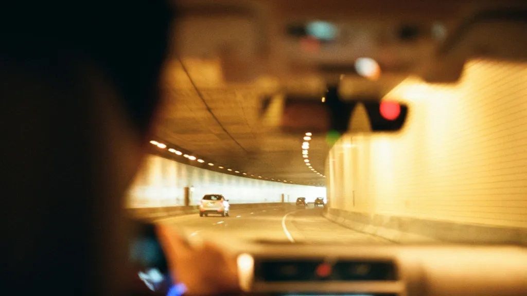 Un coche recorriendo un túnel