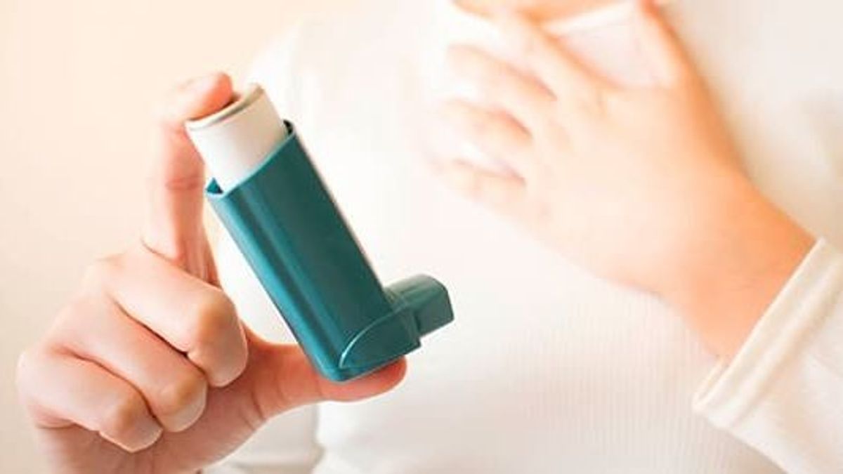 Un paciente con asma usa un inhalador
