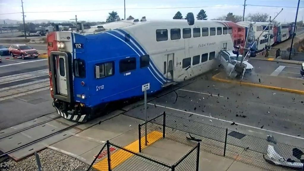 Un tren arrolla a un coche en mitad de un paso a nivel en Utah: el conductor del vehículo se distrajo y se salvó de milagro