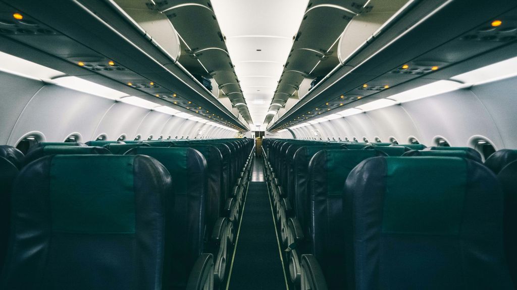 Al subir a la cabina de un avión debemos acatar las normas de seguridad aérea