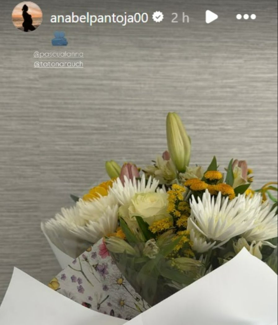 Anabel Pantoja muestra el ramo que le ha enviado la madre de Dulceida