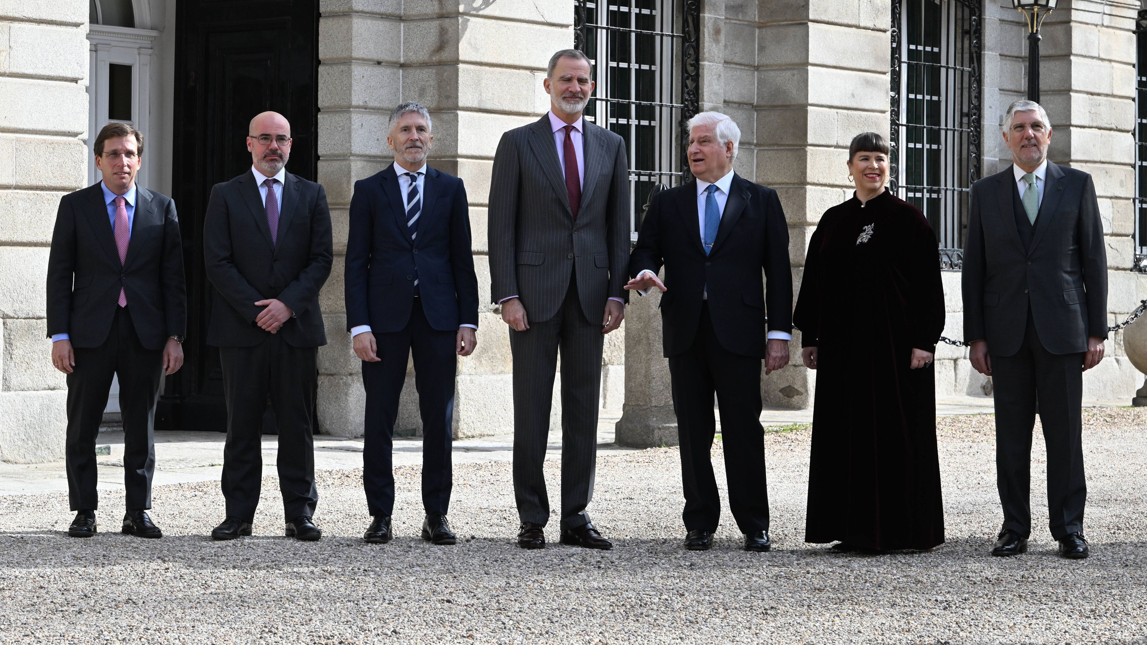 El Rey Felipe, el Duque de Alba y Joana Vasconcelos, entre otras autoridades, durante la inauguración de la exposición “Flamboyant. Joana Vasconcelos” de la Fundación Casa de Alba en el Palacio de Liria.