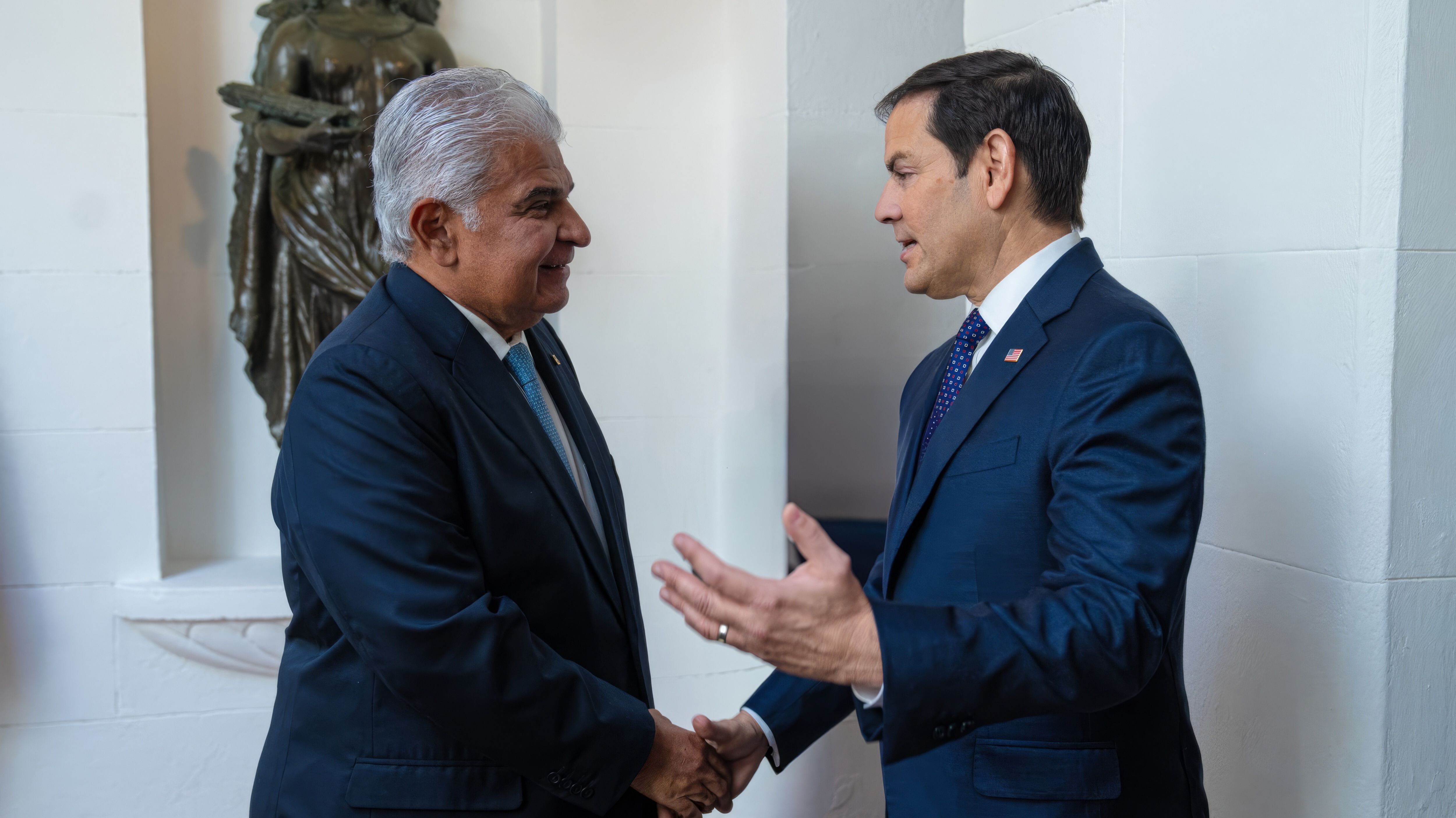 José Raúl Mulino, presidente de Panamá, con el secretario de Estado estadounidense Marco Rubio
