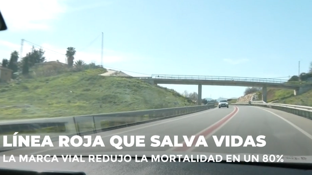 Una línea roja salva vidas en la carretera