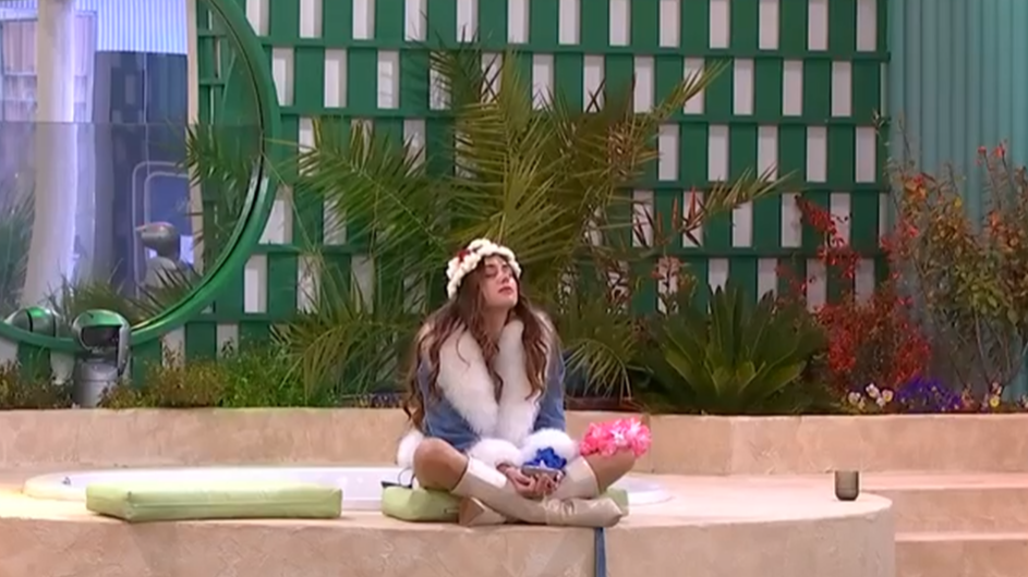 Maica, meditando bajo la luna