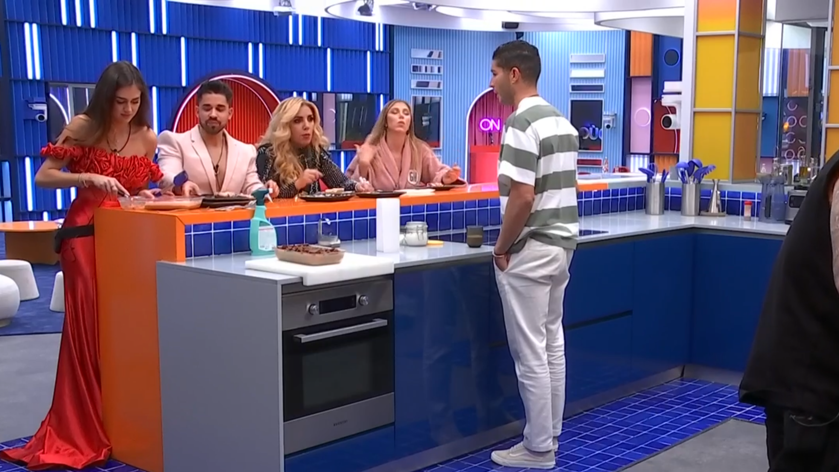 Maica reparte su tarta