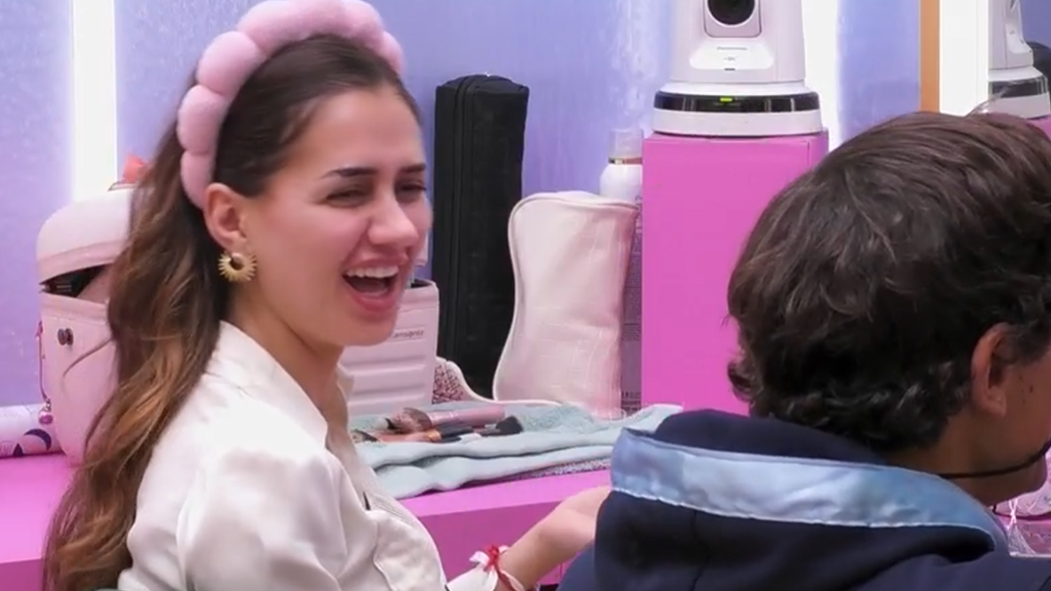 Maica se parte de risa con Óscar