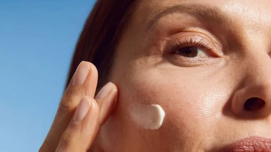 Modelo aplicándose Nivea Q10 Antiarrugas