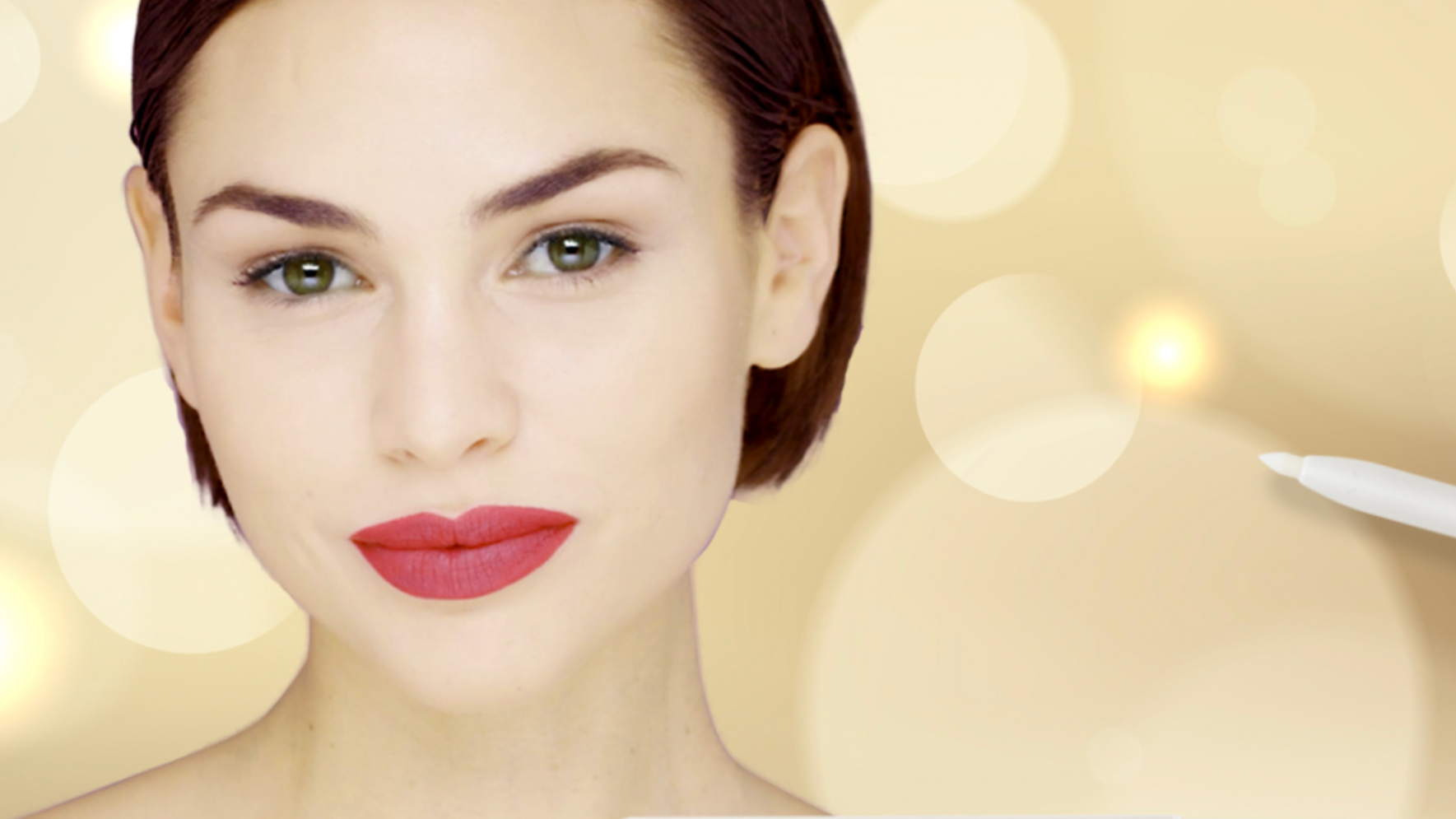 Modelo luciendo labial y perfilador de la marca Modelo luciendo labial y perfilador de la marca
