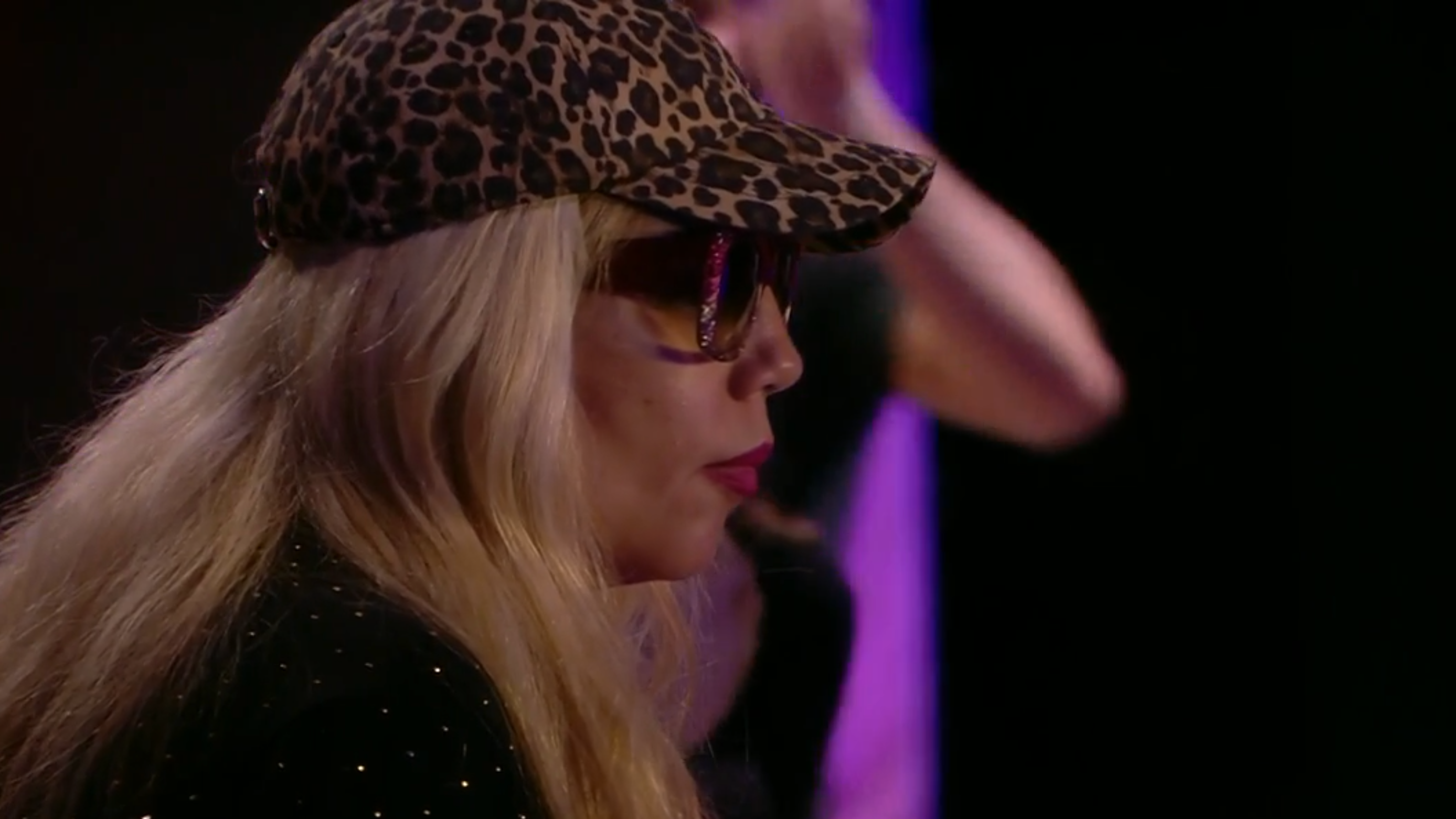 Rebeca ayudando a los concursantes con la prueba