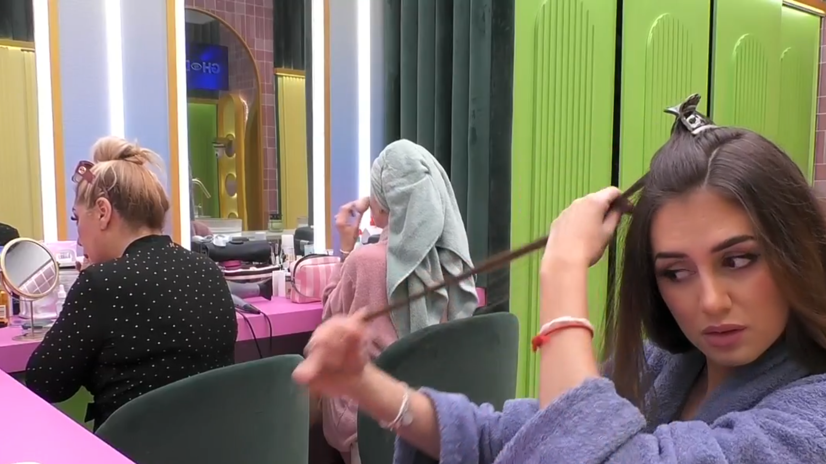 Rebeca, Romina y Maica maquillándose en el tocador