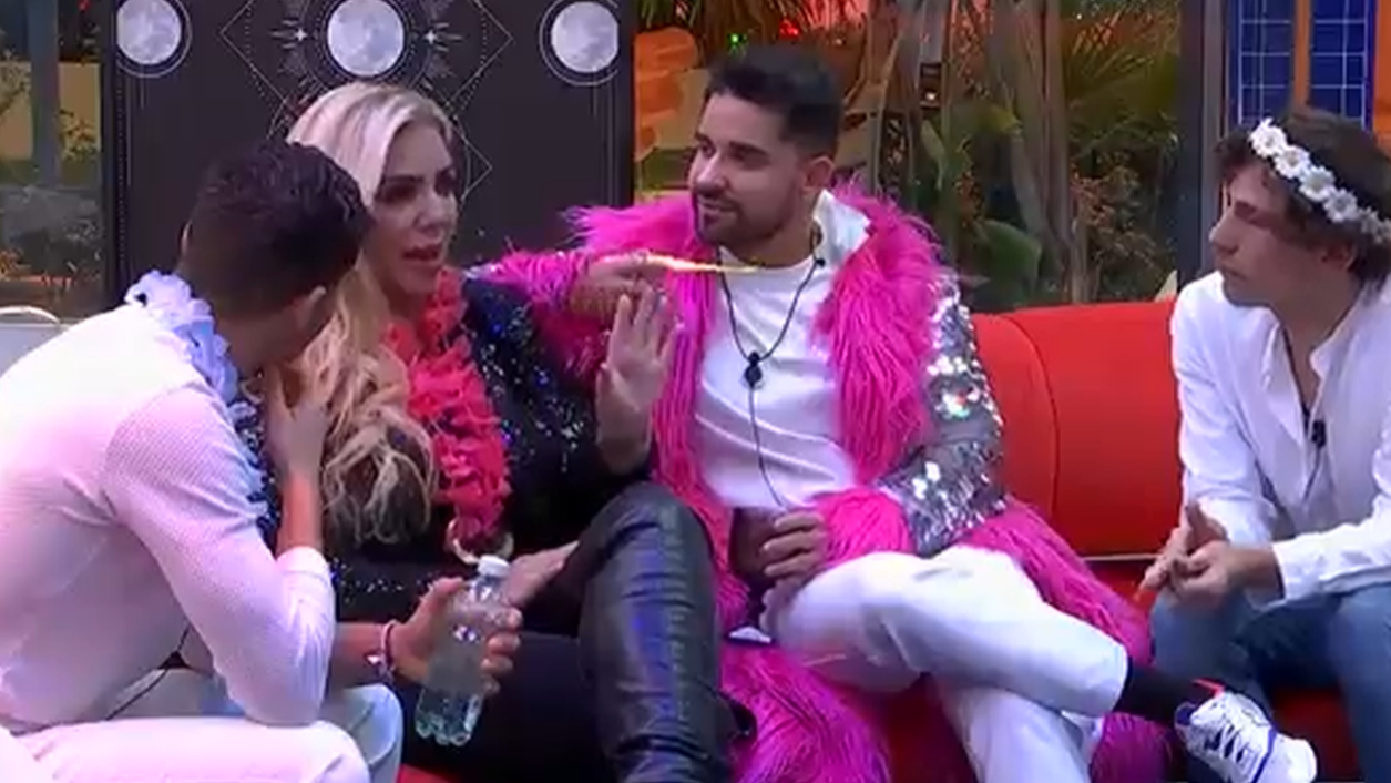 Rebeca rompe a llorar