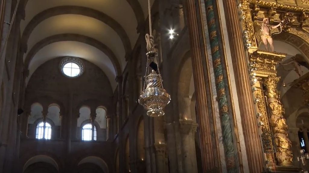 El botafumeiro vuelve a ponerse en marcha en la catedral de Santiago tras pasar por taller