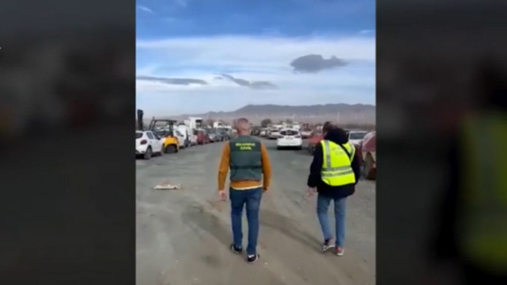 Se han hallado 107 vehículos en la inspección de siete naves