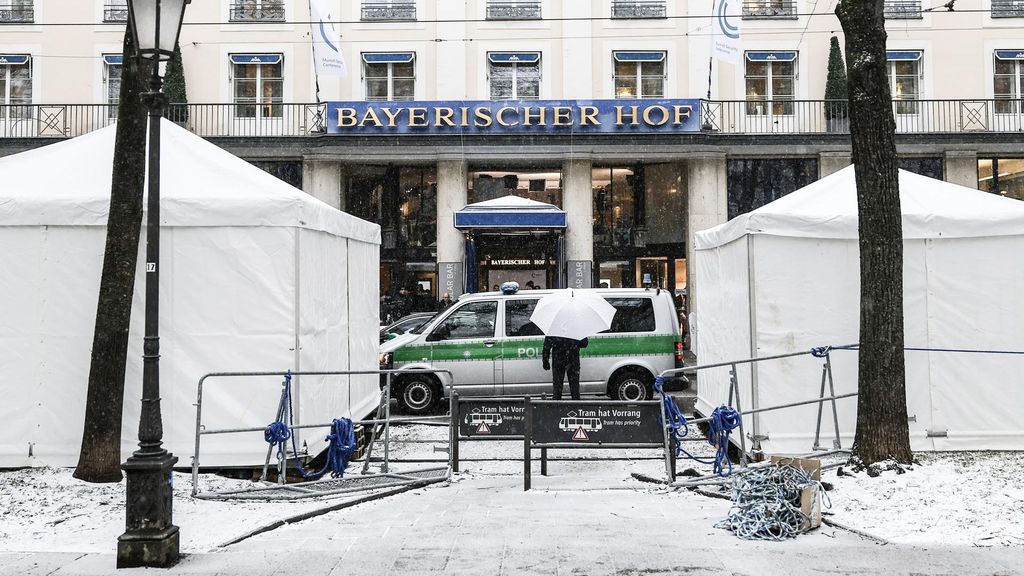 Dispositivo de seguridad en el entorno del hotel 'Bayerischer Hof', sede de la 61ª Conferencia de Seguridad de Múnich (MSC), Alemania