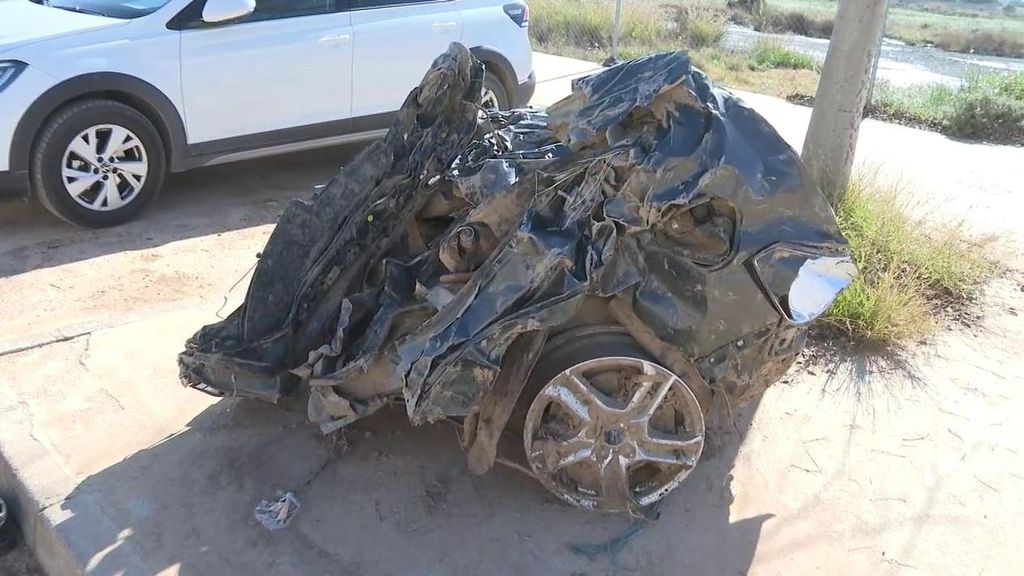 En forma de esfera y totalmente destrozado: así encontraron el coche de Elizabeth, la desaparecida en la DANA, cerca del barranco del Poyo