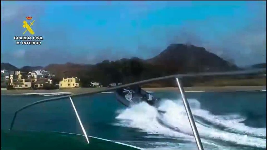 Espectacular persecución de la Guardia Civil a una narcolancha en la costa de Almería