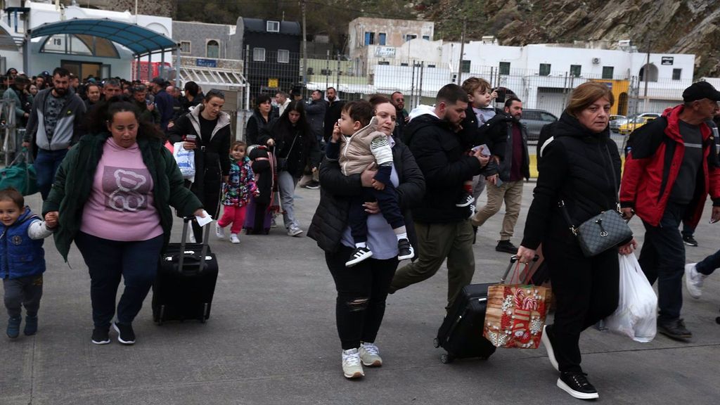 Un grupo de personas esperan para embarcar en un ferry en Santorini.