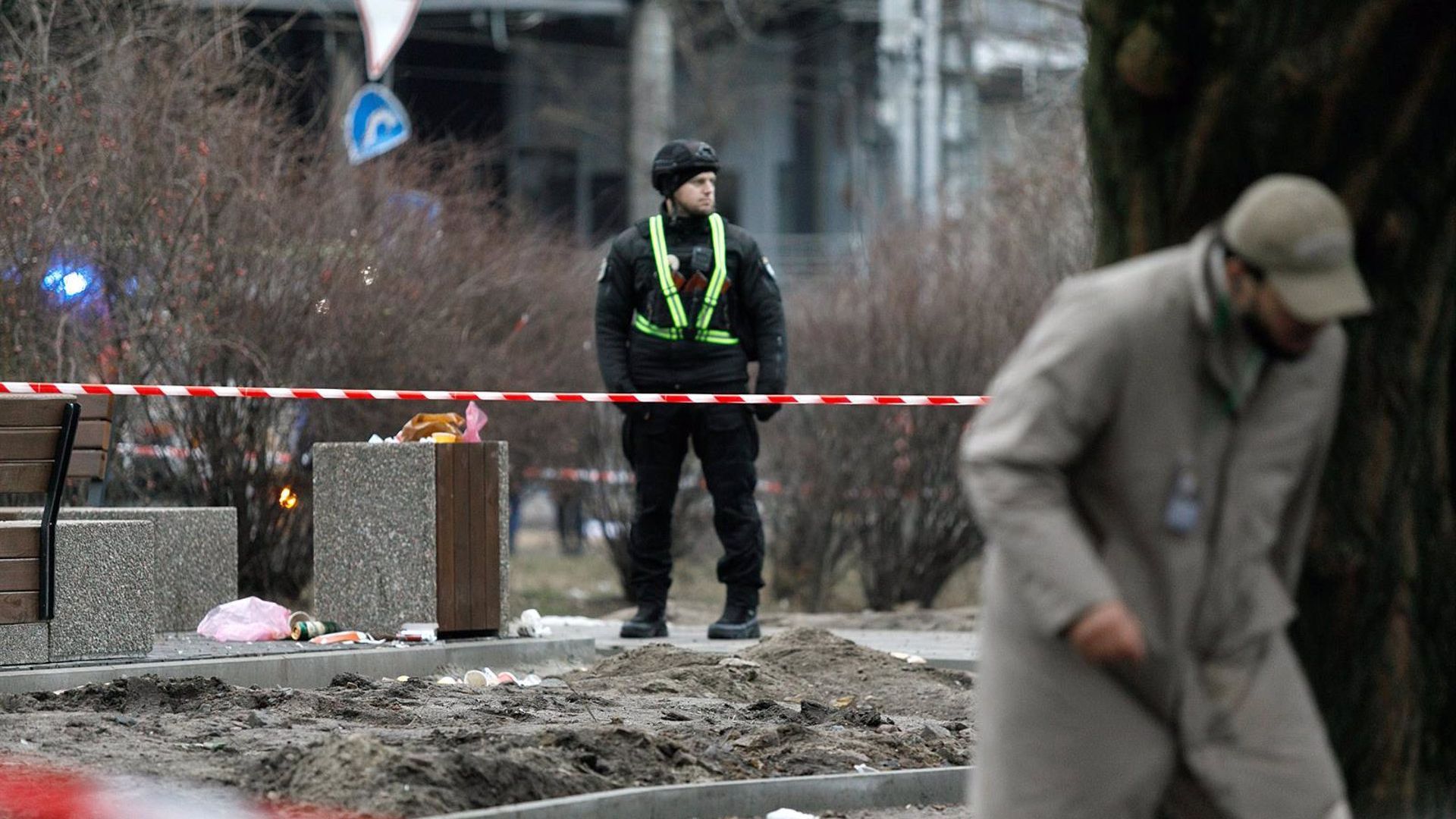 Un policía ucraniano en un área de Kiev afectada por los ataques rusos.