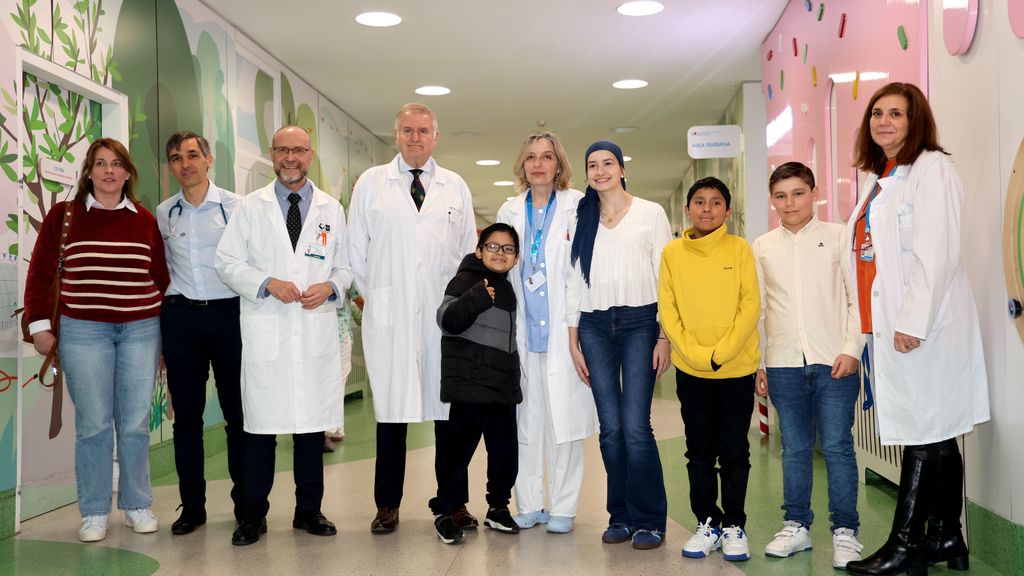 Los niños y adolescentes durante el curso a oncólogos y enfermeros.