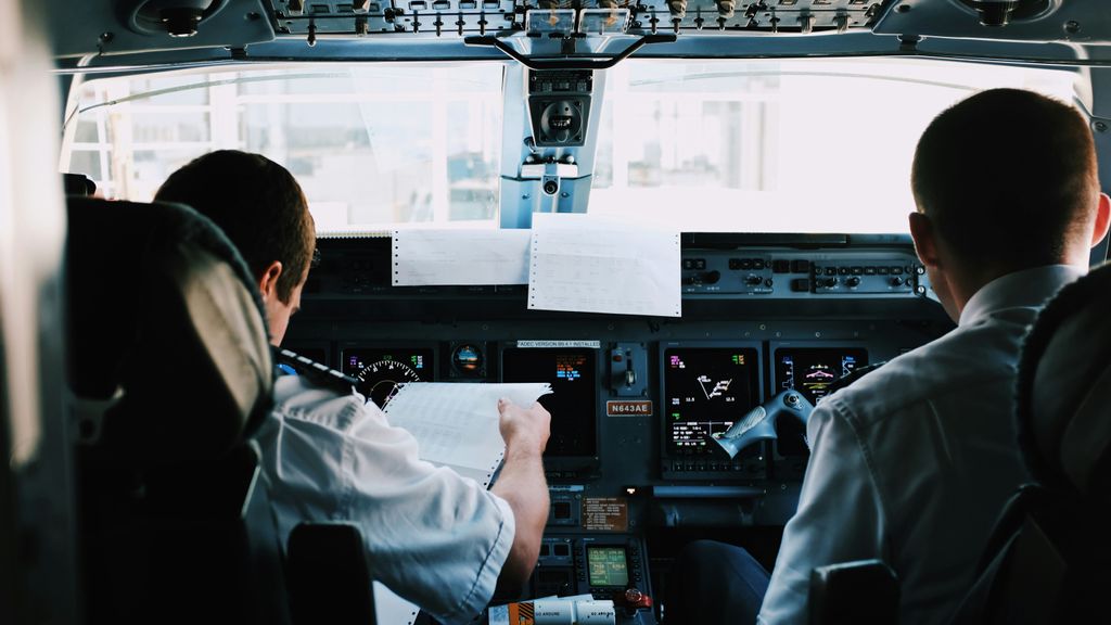 pilotos uniforme unsplash