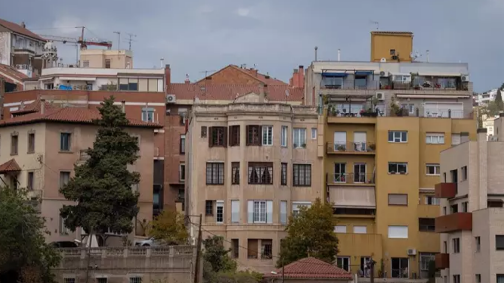 Polémica en Cataluña por los nuevos pisos: promotores proponen edificios con dos puertas para diferenciar la vivienda protegida
